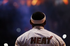 爱游戏入口-电竞之王跨界征服NBA？Doinb篮网比赛中爆冷问鼎冠军，全网炸锅！